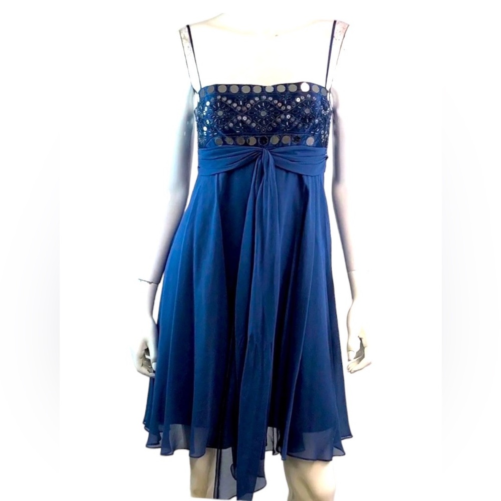 BCBGMAXAZRIA 100% silk lady’s dress double lining in navy size 4 mint condition